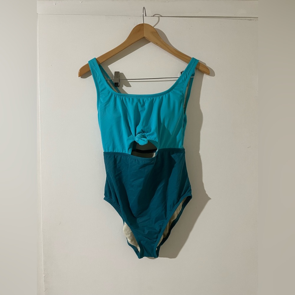 NWT Beach Betty Blue Color-block One-Piece Knot Swim Suit Women’s Size Medium